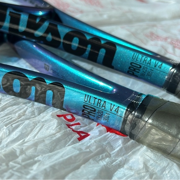 NWT Set of Wilson Ultra Pro 18x20 v4, Grip 2 - Picture 12 of 14